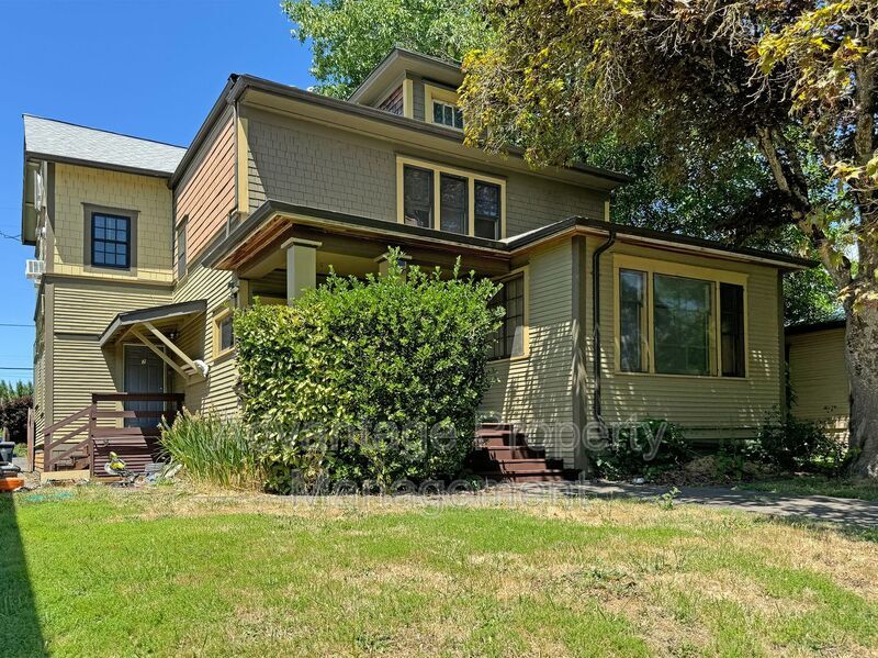 Foto principal - 728 SW 3rd St