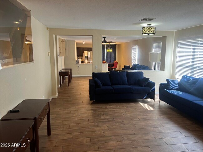 Foto del edificio - 3020 W Red Fox Rd
