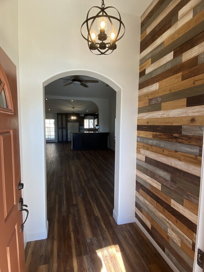 Foto del edificio - 4 Bed, 2 Bath beautiful home with pool