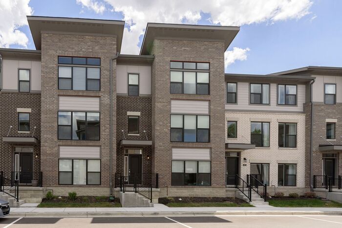 Primary Photo - Gorgeous 3 Bedroom 2.5 Bath Townhome in th...