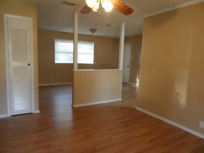 Building Photo - Cute Home Close to Restaurants and Shopping