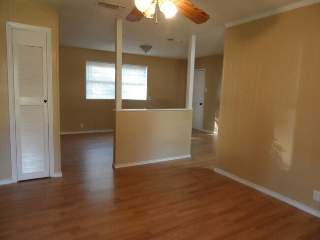 Foto del edificio - Cute Home Close to Restaurants and Shopping
