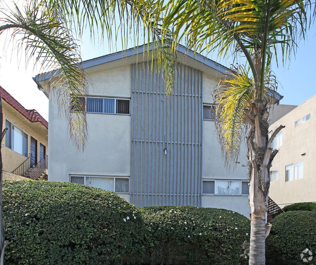 Building Photo - 4463 Mentone St
