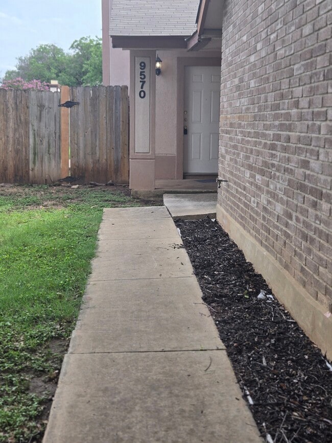 Building Photo - 9570 Bowen dr