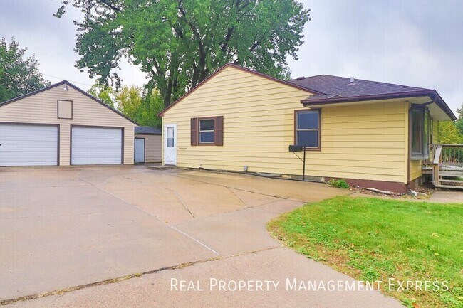 Foto del edificio - 3 Bed Home w/ Large Garage
