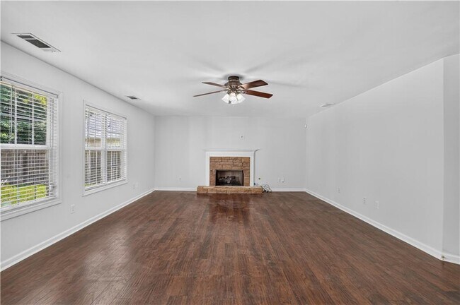 Building Photo - 325 Shadowbrooke Cir SW