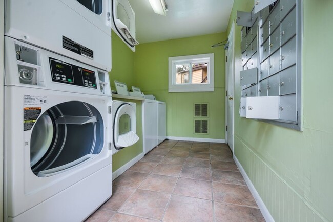 Building Photo - Studio Condo in the Heart of West Campus!