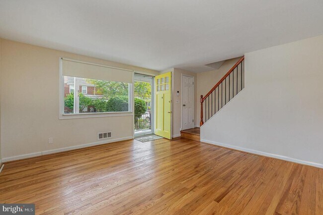 Building Photo - 828 Tolna St
