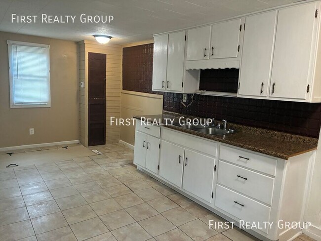 Building Photo - 2434 Forest Home Ave