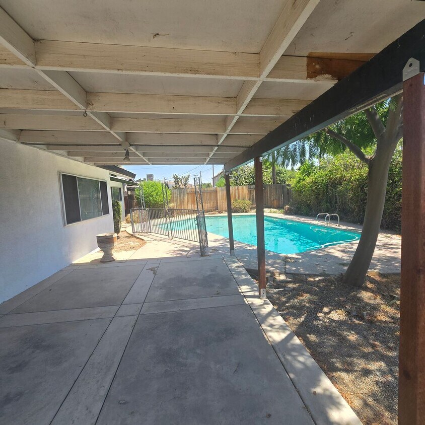 Building Photo - SW Bakersfield 3 bed/2bath with Pool