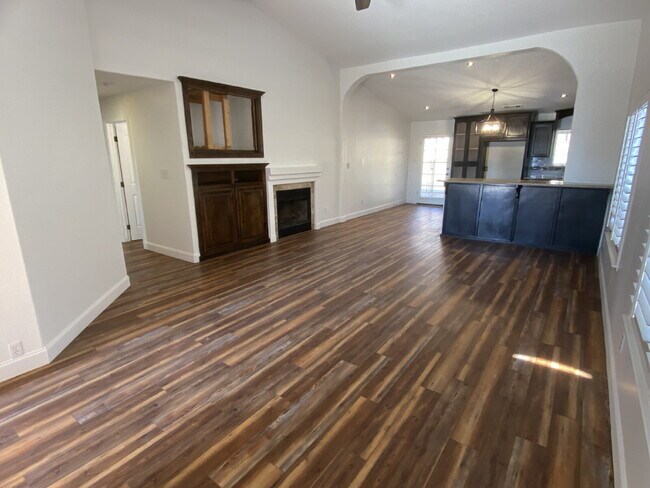 Foto del edificio - 4 Bed, 2 Bath beautiful home with pool