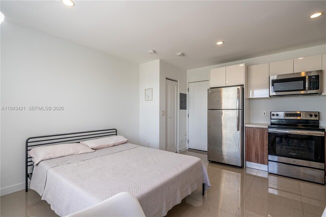 Building Photo - 924 Marseille Dr