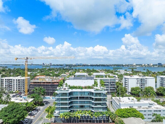 Foto del edificio - 9901 W Bay Harbor Dr