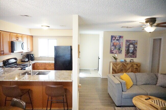 Foto del edificio - 695 Belflower Pl