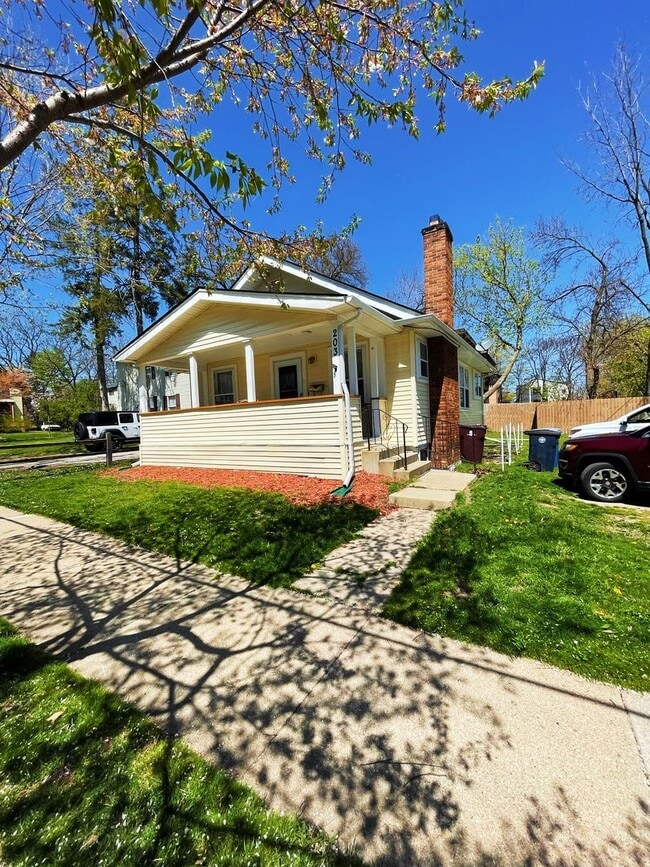 Building Photo - 203 E Davis Ave