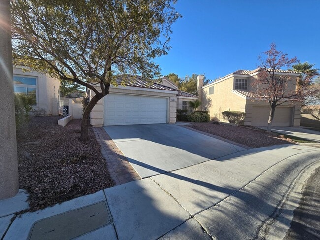 Building Photo - 2417 Bloomington Dr
