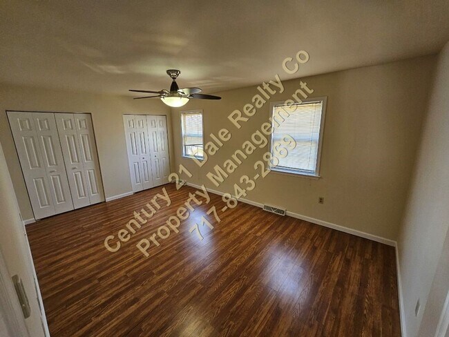 Building Photo - 2 Bedroom Townhome in Central York School ...