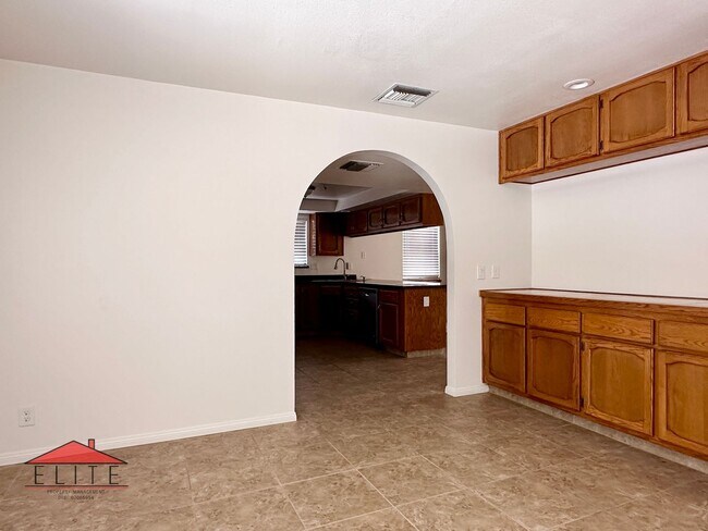 Building Photo - BEAUTIFUL HERITAGE HOME AVAILABLE NOW!