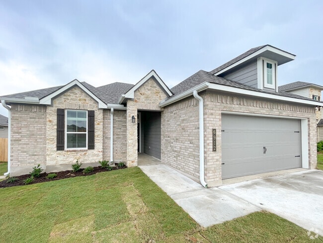 Building Photo - 6912 Llano Dr
