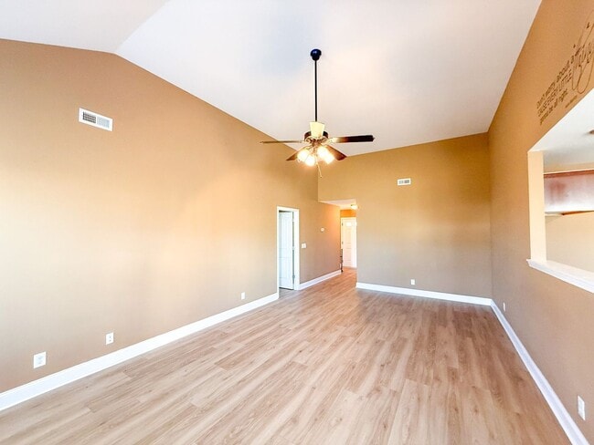 Building Photo - 3 Bedroom 2 Bathroom home! Large Fenced in Backyard!