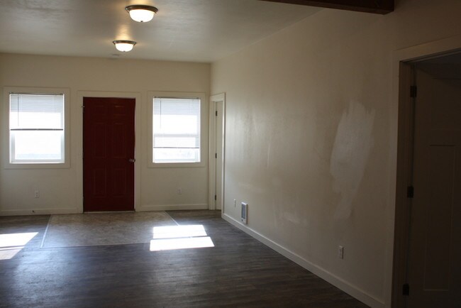 Building Photo - Great 4 Bed/4 Bath Duplex built in 2016