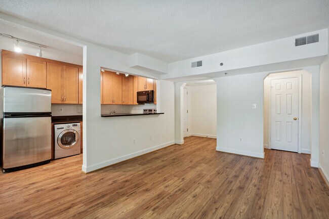 Kitchen with eat-in Bar - 504 Bashford Ln
