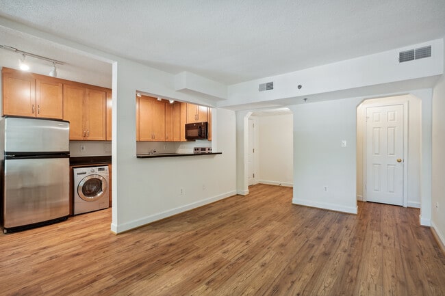 Kitchen with eat-in Bar - 504 Bashford Ln