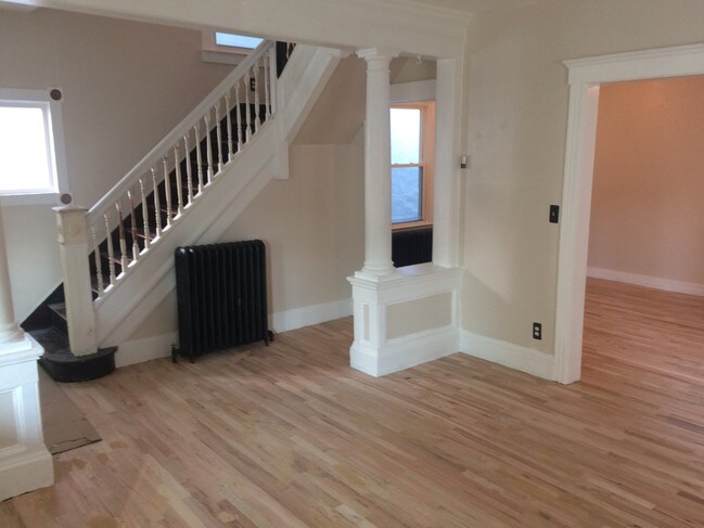 Sala de estar de buscar, hacia las escaleras. - 1027 Sewall Ave