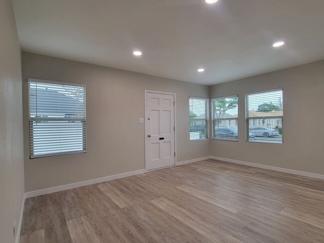 Building Photo - 2221