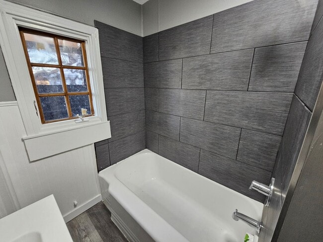 Foto del edificio - Newly updated 3 bedroom 1 bath apartment i...