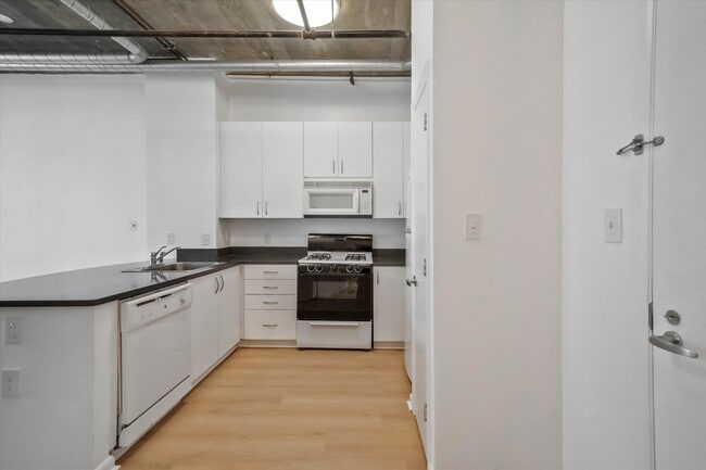 Building Photo - 1300 N St NW