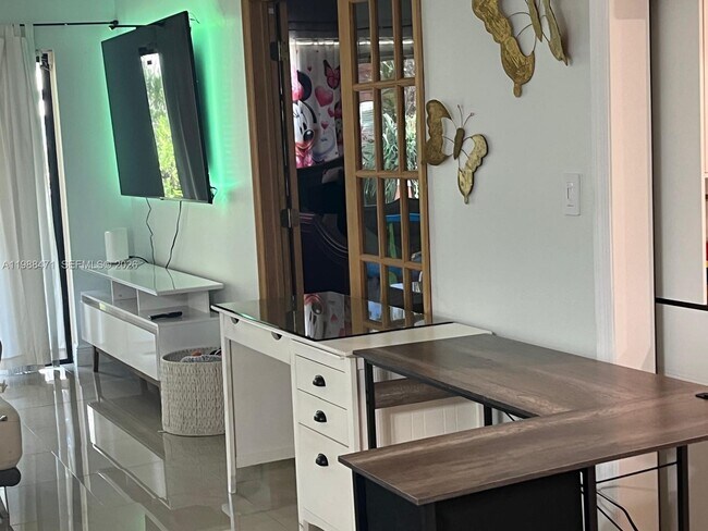 Foto del edificio - 301 N Pine Island Rd