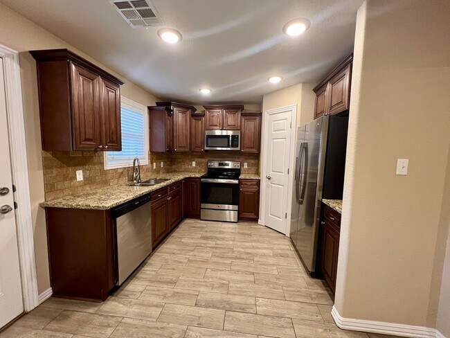 Foto del edificio - 3B/2.5B Spacious Townhome with Fenced Back...