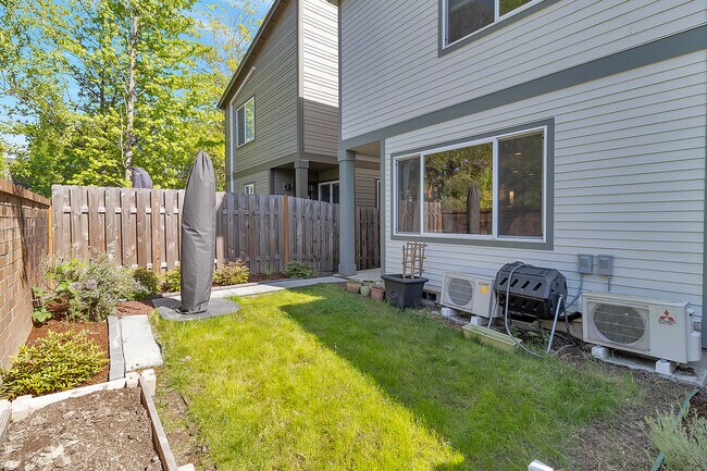yard and covered patio - 746 NW Pebblestone ln