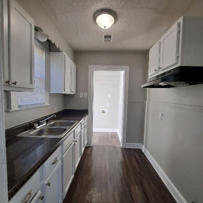 Building Photo - 927 Maple Dr