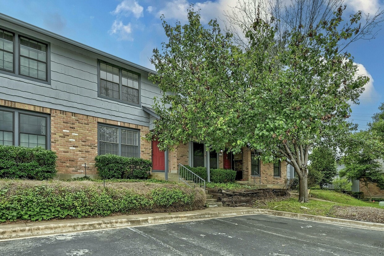 Foto principal - 1411 Gracy Farms Ln