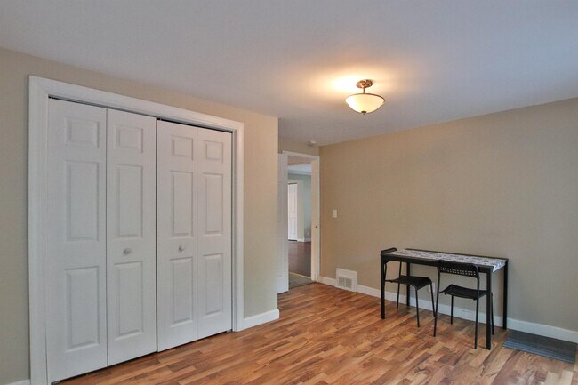 Foto del edificio - 2475 Hemlock Ln N