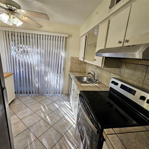 Foto del edificio - 7903 Meadow Park Dr