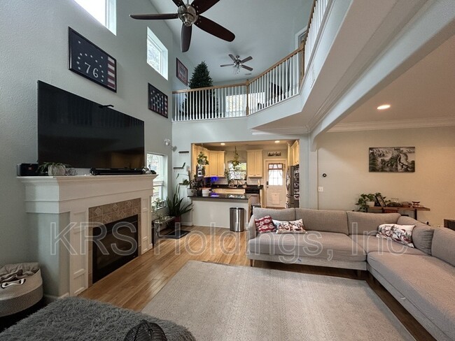 Building Photo - 3112 Pretty Lake Ave