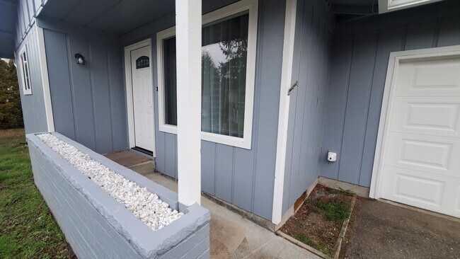 Foto del edificio - JUST REMODELED!! EVERYTHING BRAND NEW INSIDE THIS 3 BEDROOM, 1 BATH!!
