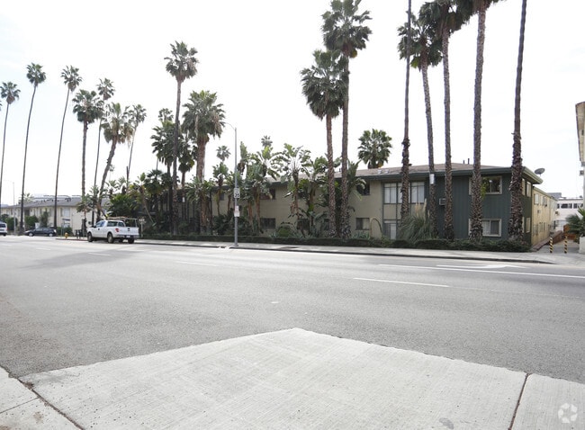 Building Photo - 7254 Hollywood Blvd
