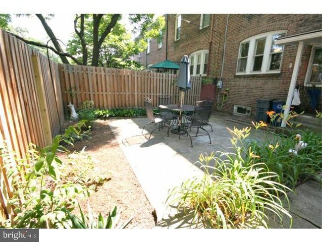 Building Photo - 213 E Highland Ave