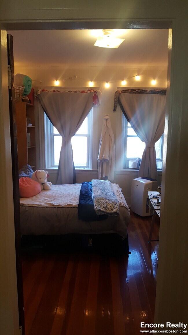 Building Photo - 163 Summer St