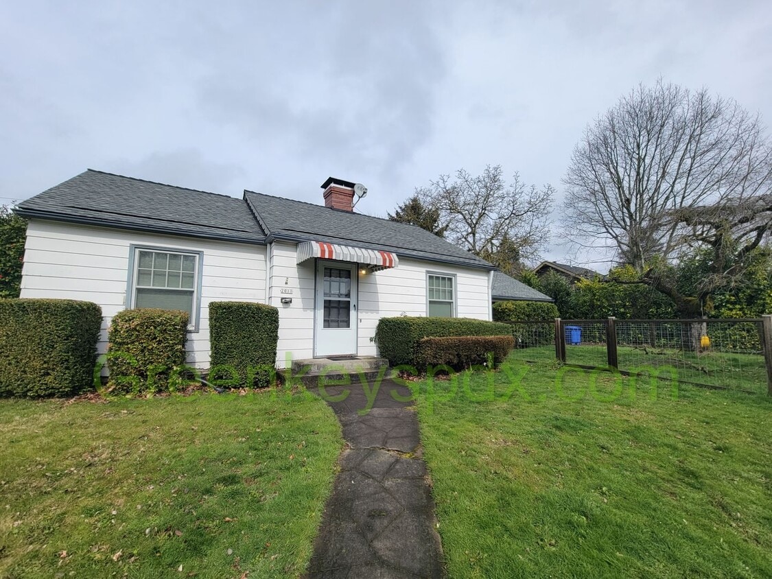 Foto principal - Beautiful 2 Bedroom 1 Bath House with Atta...