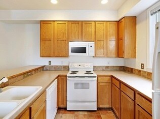 Building Photo - Great Crown Hill Townhouse Near Carkeek Pa...