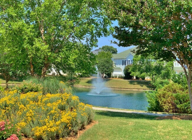 Foto del edificio - Gorgeously updated 3 bedroom condo w/commu...