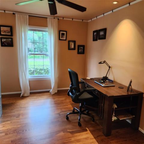 Foto del edificio - 9450 Thornberry Ln