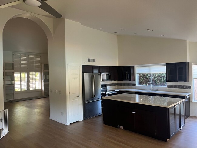 Building Photo - 3721 S Hawthorn Dr