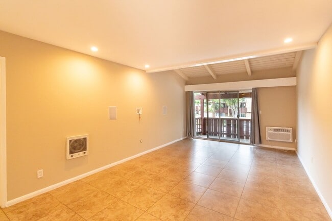 Building Photo - One Bedroom Condo w/ On-Site Parking Near ...