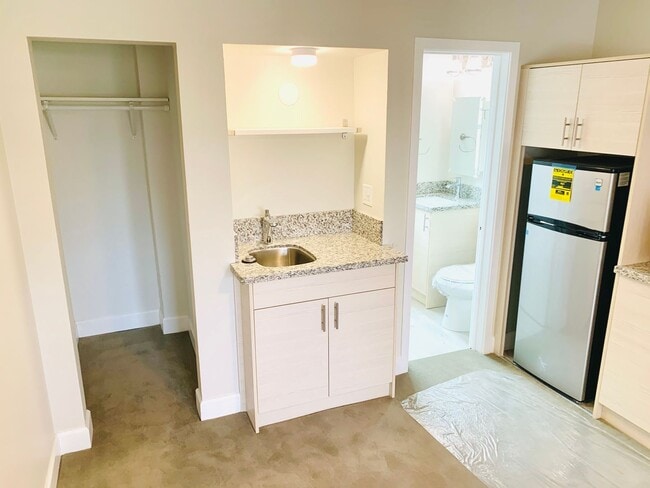 Foto del edificio - STUDIOS AVAILABLE IN THE HEART OF LA JOLLA! ONLY $1,700/mo!